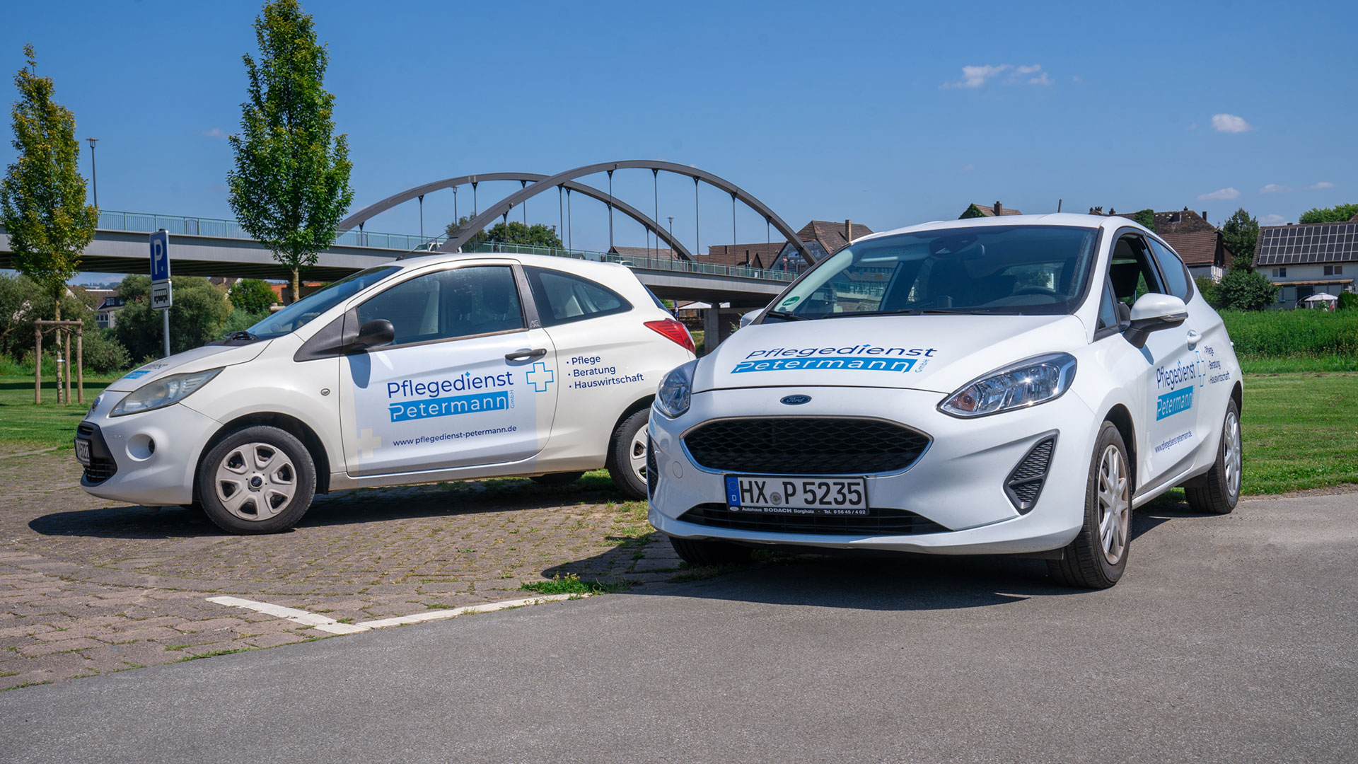 Pflegeberatung-new Fahrzeuge des Pflegedienst Petermann in Beverungen mit Logo und Beschriftung