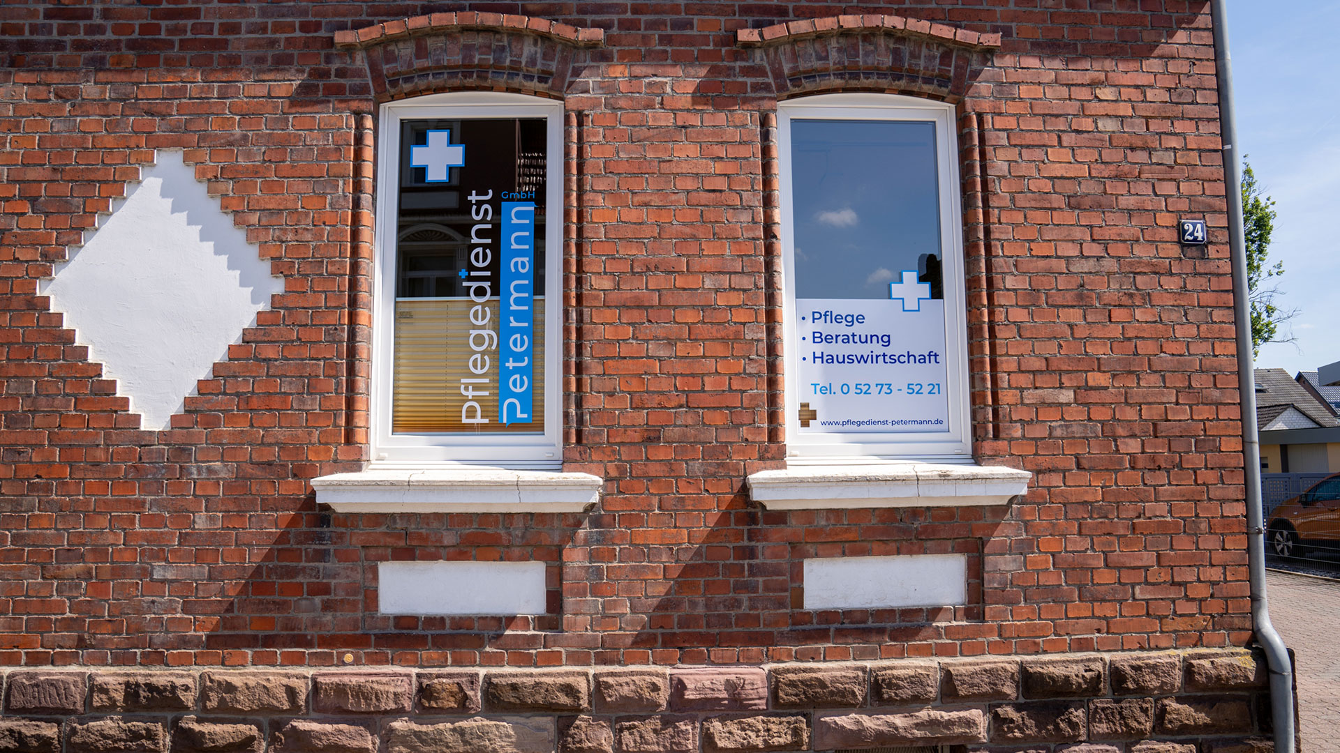 hw-und-betreuung Fenster mit Beschriftung des Pflegedienst Petermann in Beverungen